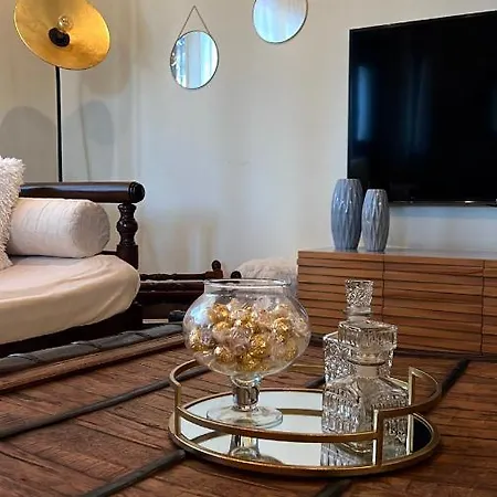 アパート House In The Woods